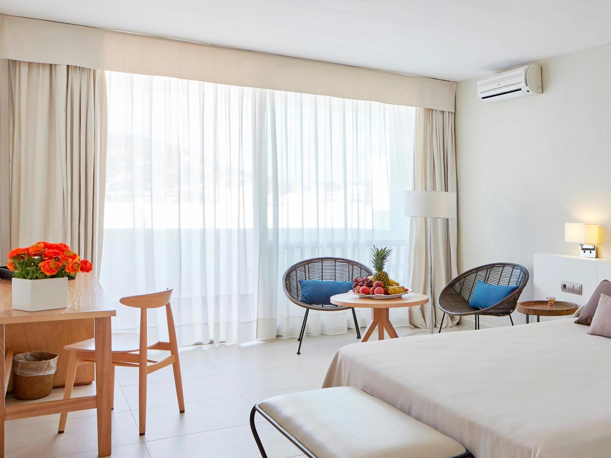 Hotel Tres Torres Santa Eulària des Riu Zimmer foto